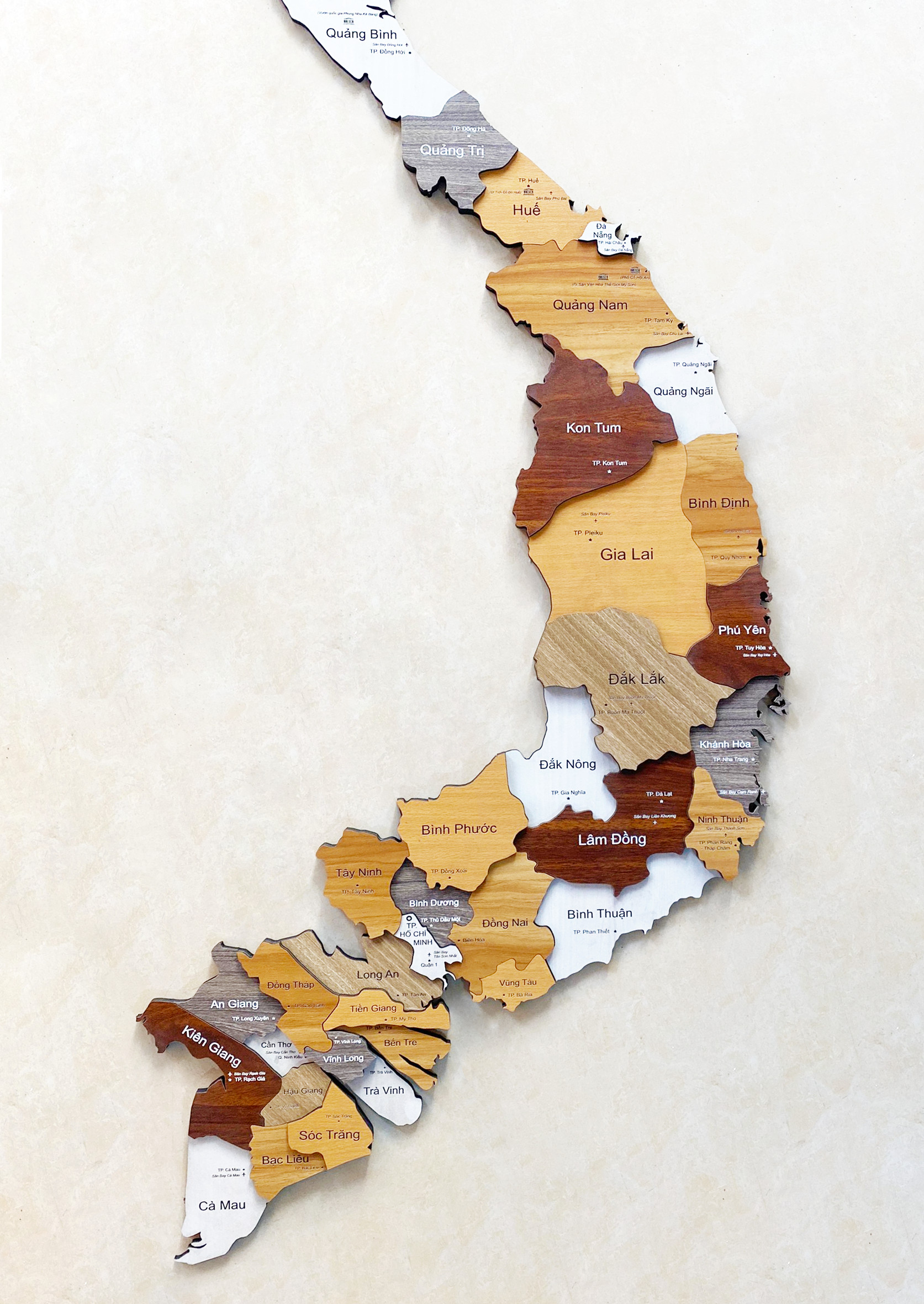 Ngắm nhìn bản đồ gỗ treo tường Việt Nam 3D độc đáo và sang trọng với giá ưu đãi khủng giảm đến 50%. Khám phá một diện mạo hoàn toàn mới về đất nước yêu thương của bạn và làm cho ngôi nhà của bạn trở nên độc đáo hơn bao giờ hết. Đặt hàng ngay bây giờ.