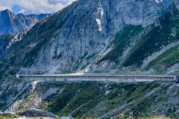 Đường hầm cao tốc trên đèo San Gotthard, St. Gotthard trong vách núi đá.