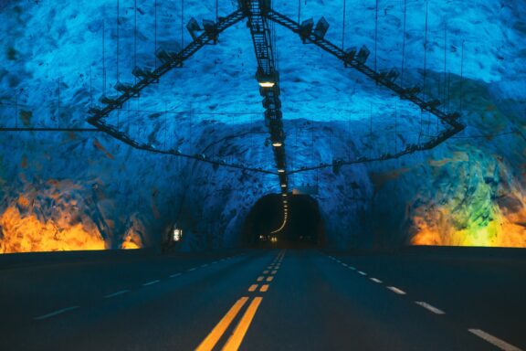 Đường hầm Lærdal, Na Uy. Đường trên đường hầm được chiếu sáng ở vùng núi Na Uy. Hầm đường bộ dài nhất thế giới.