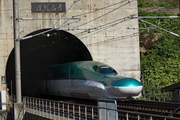 Một chuyến tàu đi qua đường hầm Seikan.